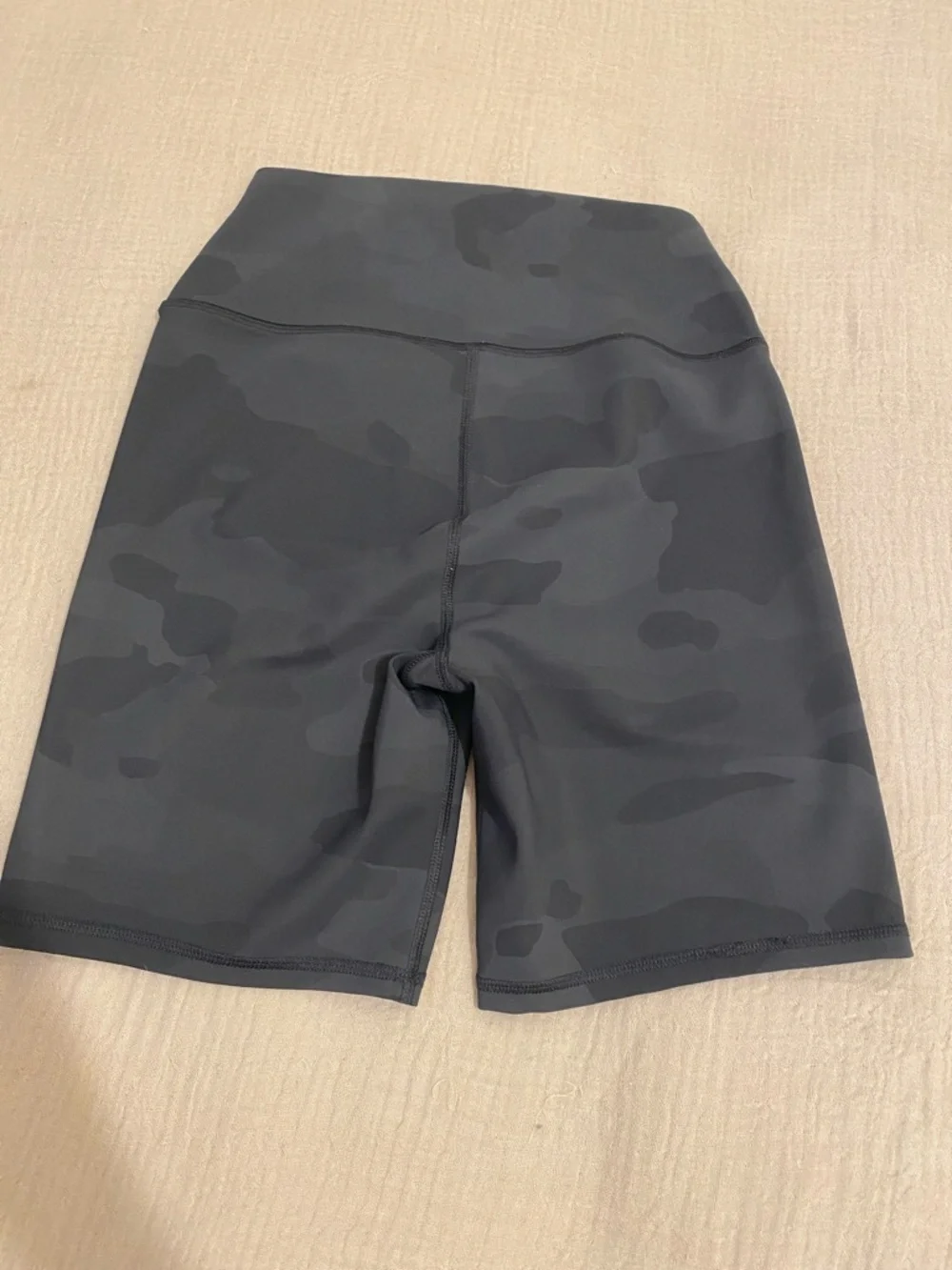 ALO Yoga Black Camo High-Rise Biker Shorts. Size S